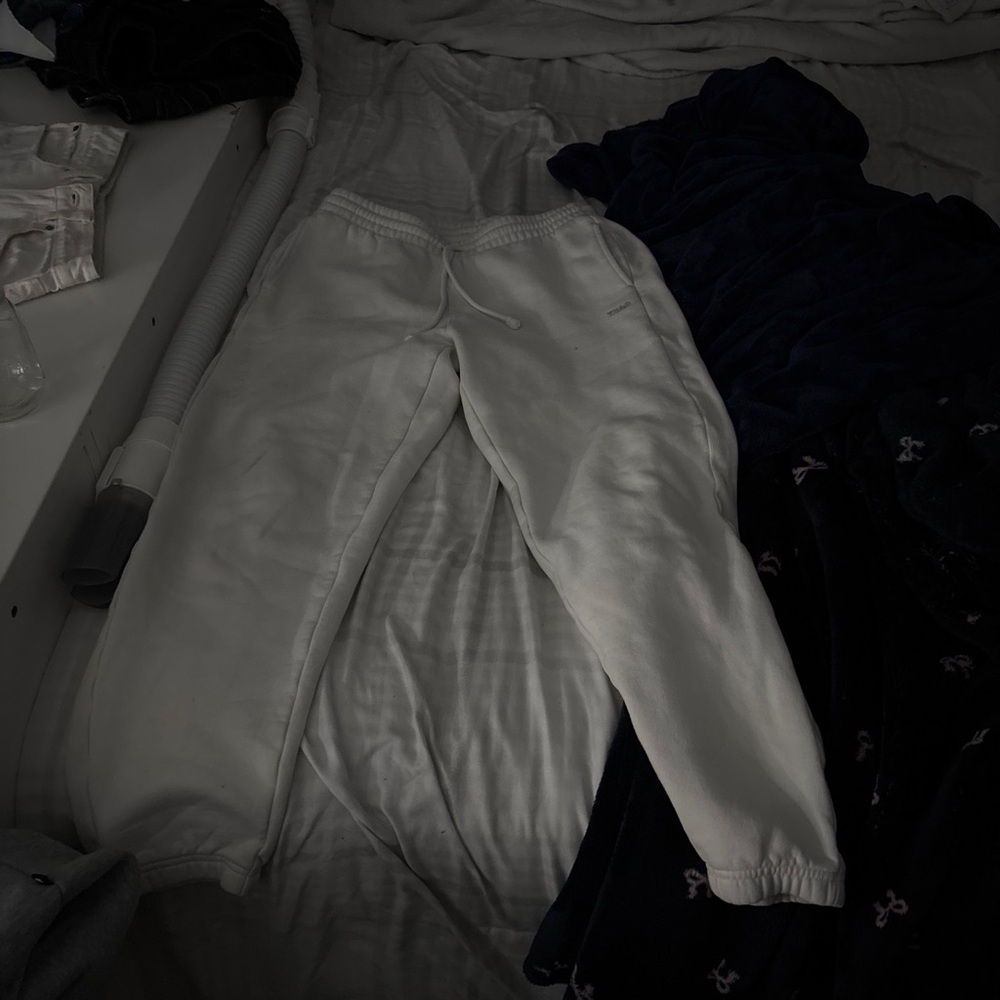 White aritzia sweatpants